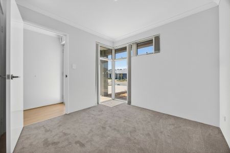 Brand new home waiting for it's first family - Photo 5