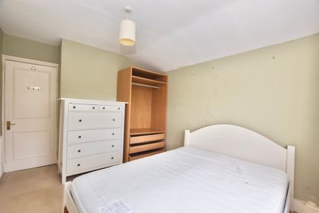 2 Bed Flat, Beauchamp Road, SW11 - Photo 5