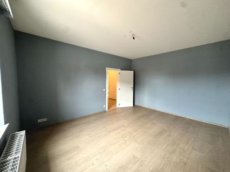 Ruim gelijkvloers appartement met terras en garage. - Photo 4
