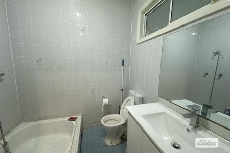 3 Bedrooms Rear House - Photo 5