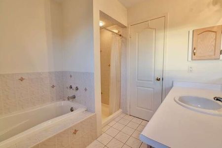 For Lease - 6388 Newcombe Drive, Mississauga, Ontario - Photo 2