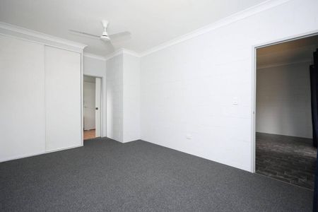 Fully Air conditioned - Fenced Backyard – Side Access - Photo 2
