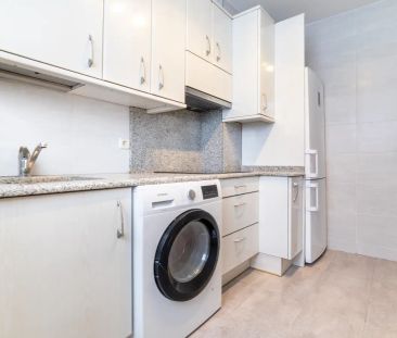 Room in a shared 7-bedroom apartment for rent in Niño Jesús, perfect for professionals and students - Photo 3