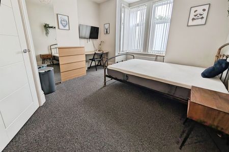 Morris Road, SO15 - Photo 2