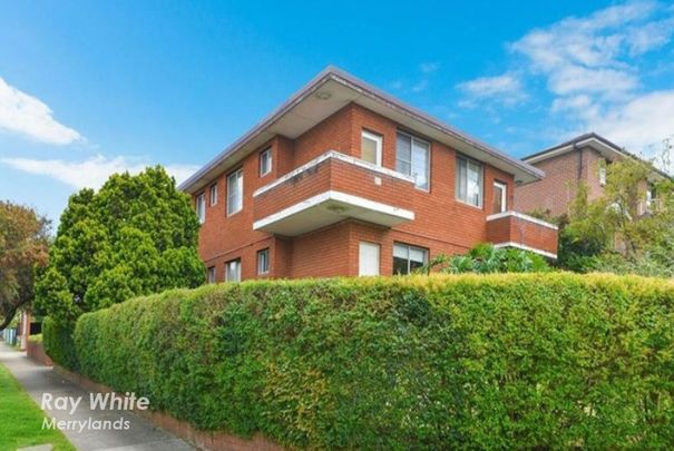 IMMACULATE 2-BEDROOM UNIT IN SMALL COMPLEX - Photo 1