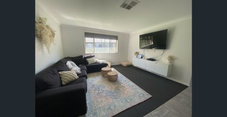 Modern 4-Bedroom Home in a Quiet Area - Photo 2