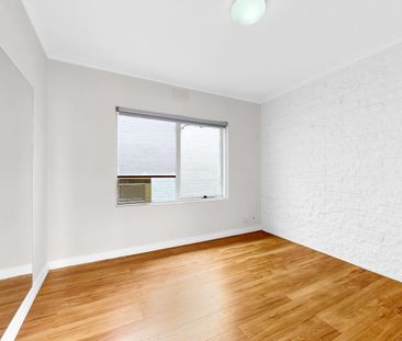 Light-Filled Apartment with Retro Charm and Modern Comforts - Photo 5