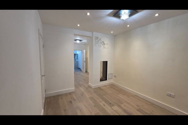 4 Bed End Terrace, Meadow View Road, CR7 - Photo 1