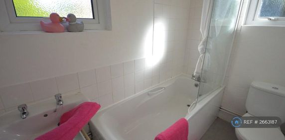 1 bedroom in a flat share to rent - Photo 2