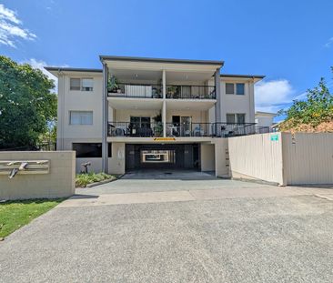 Stylish Comfort and Convenience Only 4km from the CBD - Photo 2