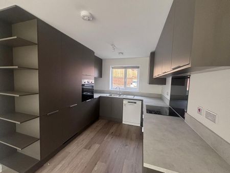 4 bedroom semi-detached house to rent - Photo 5