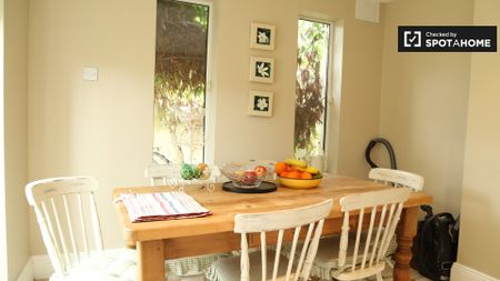 Light room in 4-bedroom apartment in Terenure, Dublin - Photo 5