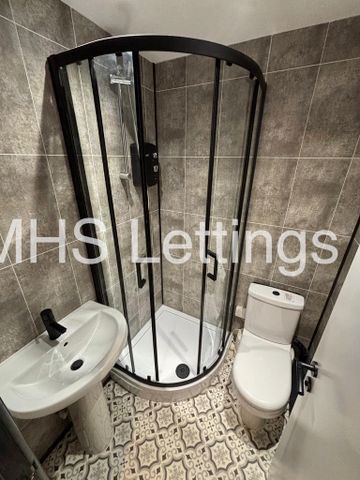 4 Bedroom Mid Terraced House for rent in Welton Place - Photo 5