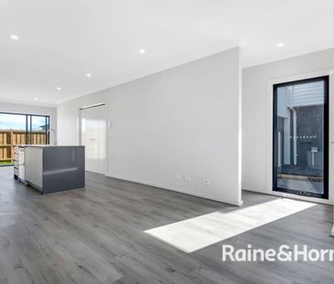 Low maintenance & Location - Photo 1