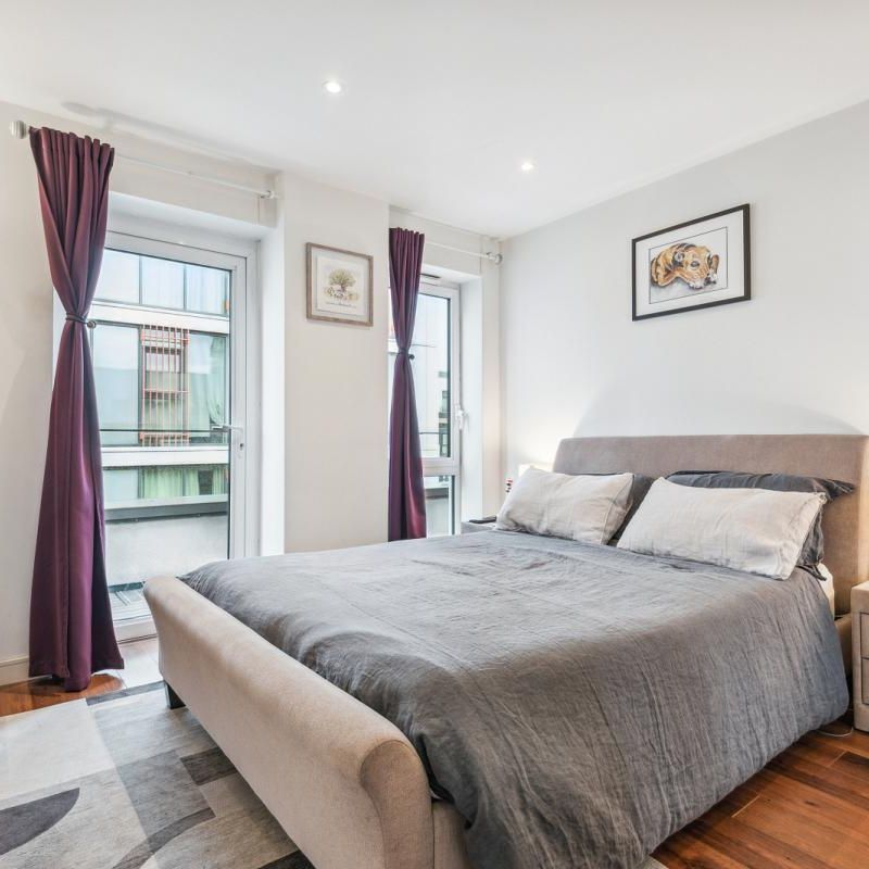 2 bedroom flat in London - Photo 1