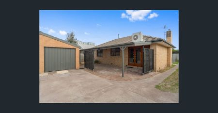 Coastal Comfort and Modern Style in the Heart of Aspendale - Photo 5