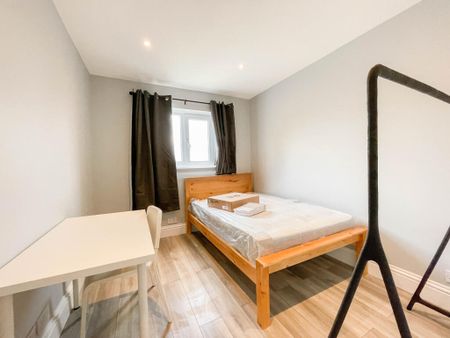 5 Bed Terraced House, Milton Road, SO15 - Photo 2