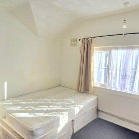 Stoneleigh Avenue, Enfield EN1 4HH, Property for rent - Photo 1