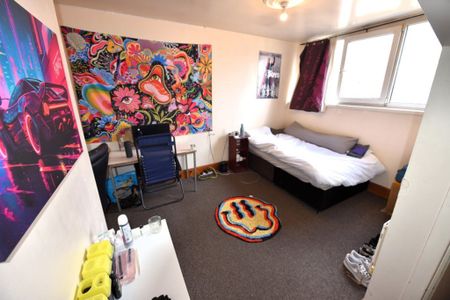 6 bedroom House in Manor Drive, Leeds - Photo 5