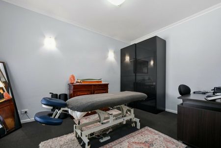 Charming 3- bedroom home - Photo 2