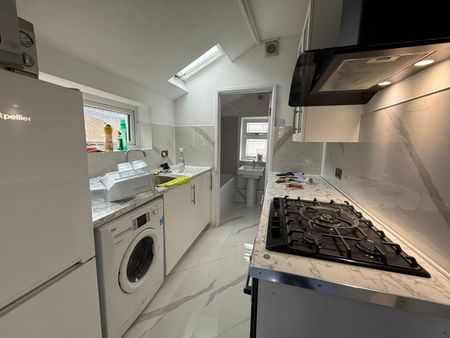 Two bedrooms first floor flat high road ilford- 1700 pcm - Photo 2