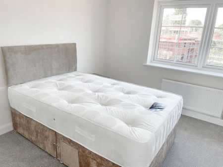 4 bedroom semi-detached house to rent - Photo 3