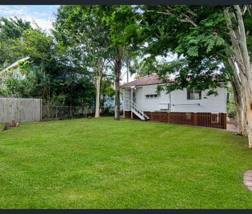 Charming Family Home with Spacious Backyard in Yeronga - Photo 3