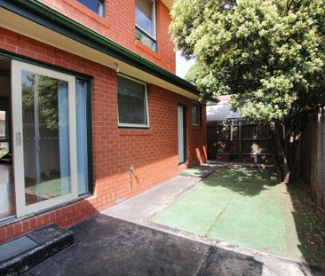 Perfectly positioned 3-bedroom 2-bathroom town home - 6 month lease - Photo 1
