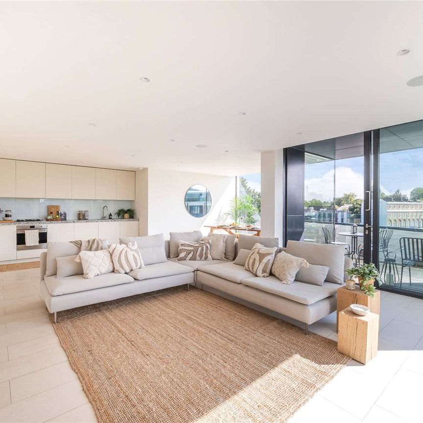 High specification three bedroom apartment, offering in excess of 1130 sq ft, with a private balcony in a sought after development. - Photo 1
