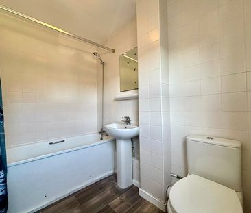 Eastmead, Farnborough, Hampshire, GU14 - Photo 3