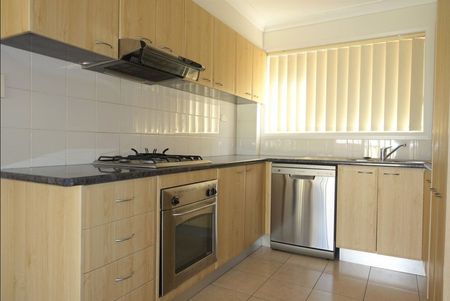 Townhouse is great location - Photo 3