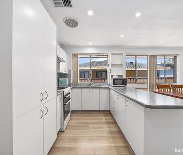 Spacious Family Home in a Quiet Bossley Park Cul-de-Sac - Photo 2