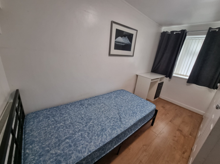 5 Bed Student Accommodation - Photo 3