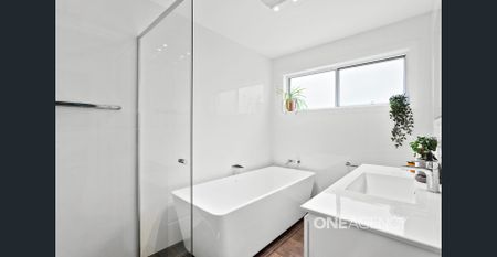 SPACIOUS FAMILY HOME WITH MODERN COMFORTS AND COASTAL CHARM - Photo 4