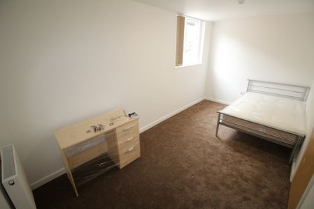 9 Bed Student Accommodation - Photo 3