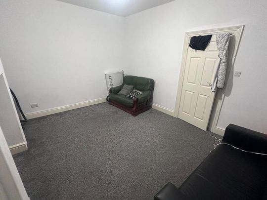 4 bedroom flat to rent - Photo 1