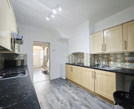 3 bedroom semi-detached house to rent - Photo 2