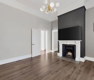 Classic Architecture, Modern Comfort, Prestigious Address - Photo 4