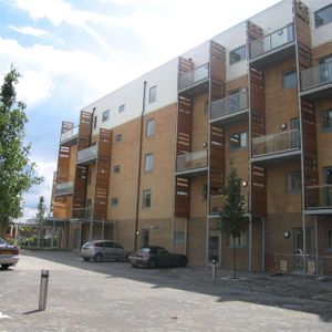 A modern first floor one bedroom apartment convenient for the railway station and city centre. - Photo 2