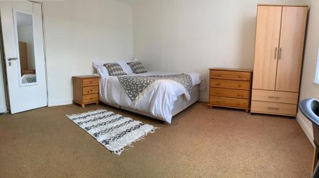 1 bedroom in a house share to rent - Photo 2