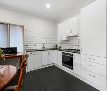 Charming 3- bedroom home - Photo 3