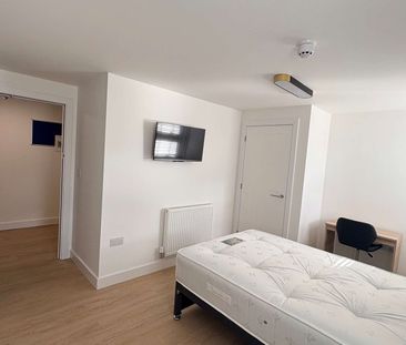 Beautifully presented studio style en-suite room Room 5 - Photo 6