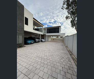 Spacious & Stylish Apartment in a Premium Complex - Photo 2