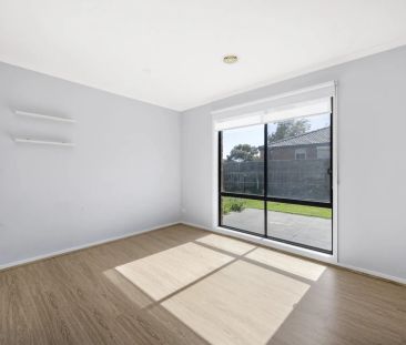 37 Fairhaven Boulevard, Melton West Spacious 4-Bedroom Family Home ... - Photo 2