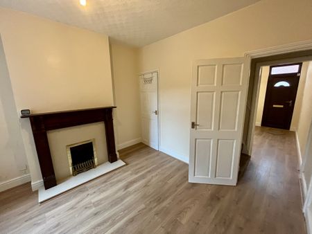 ***Two double bedrooms*** easy access into Derby city centre + Royal Derby Hospital. **lounge** seperate dining room** extended kitchen** - Photo 5