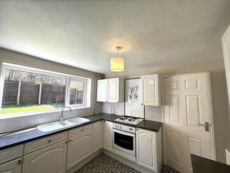 3 bedroom semi-detached house to rent - Photo 5