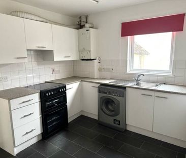 Partly Furnished 2 Bedroom Terrace - Photo 4