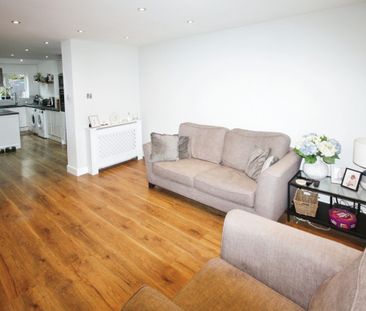 Three-Bedrooms Semi-Detached House - Photo 1