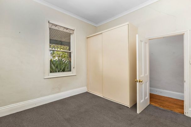 Comfort and Convenience in Yarraville: Stunning 3-Bedroom Home with Outdoor Space - Photo 1