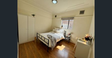 Kingsgrove Comfort Awaits: 5-Bedroom Newly Remodeled House for only $1,000 per week (w/out bills) - Photo 4